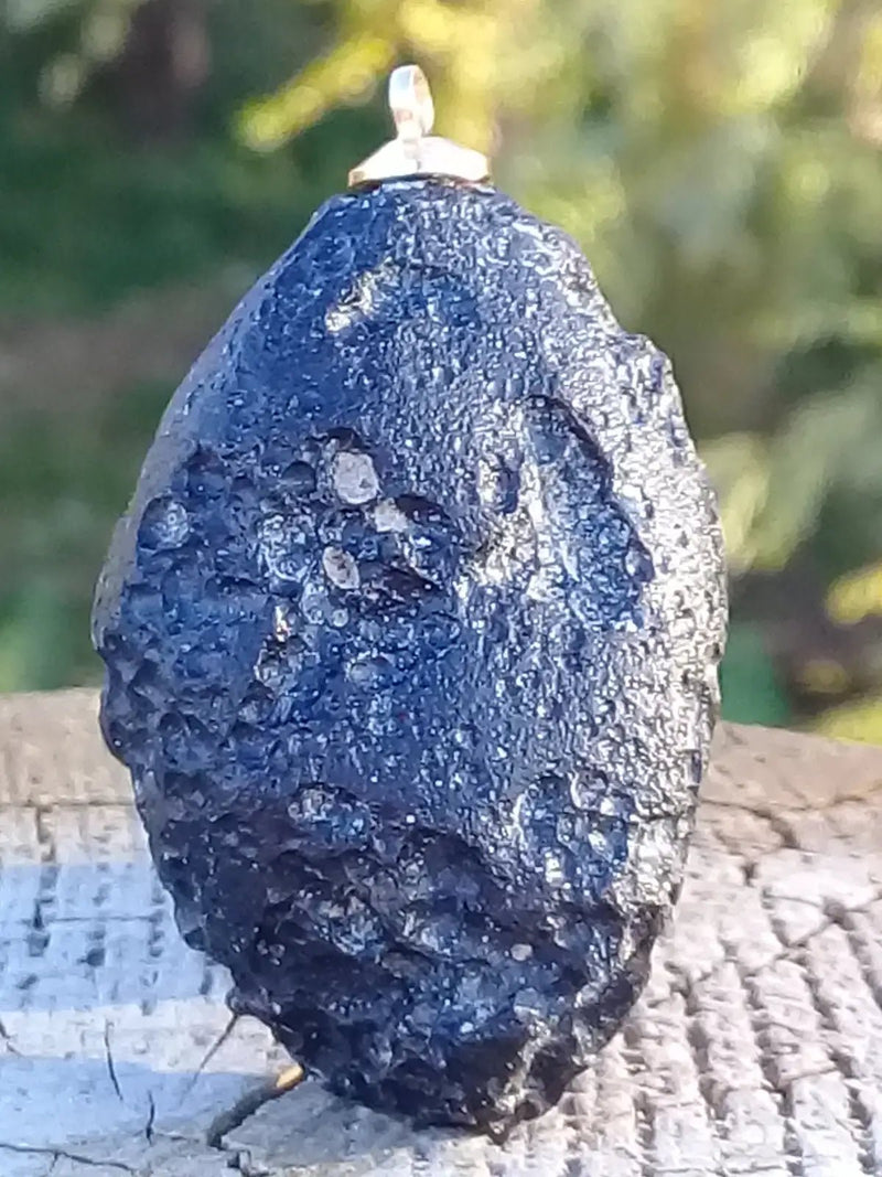 Load image into Gallery viewer, Tectite Indochinite pendentif Grade A ++++ (Fourni avec cordon) Tectite Indochinite pendentif
