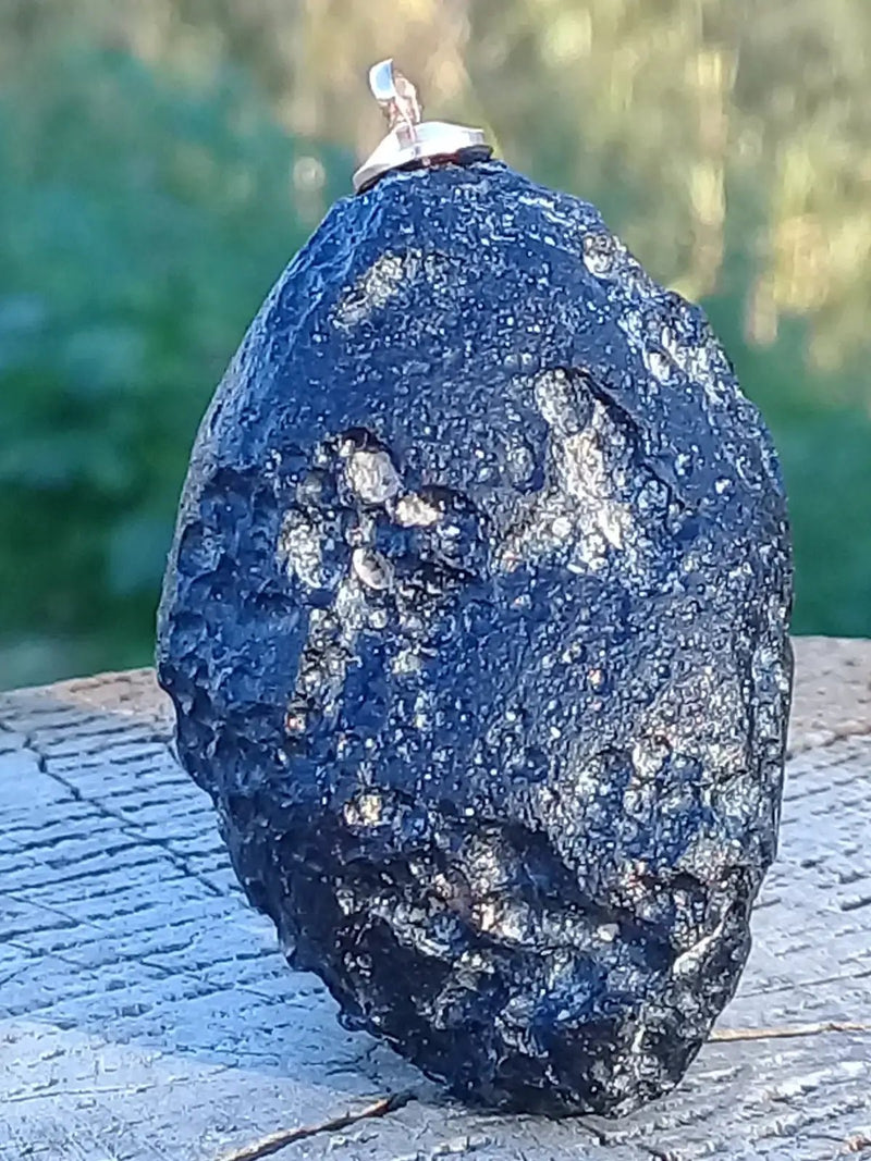 Load image into Gallery viewer, Tectite Indochinite pendentif Grade A ++++ (Fourni avec cordon) Tectite Indochinite pendentif
