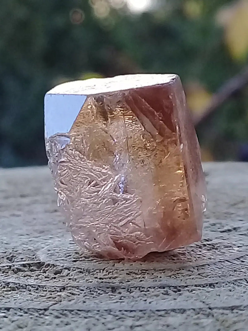 Load image into Gallery viewer, Topaze brune du Pakistan Cristal brut naturel Grade A++++ (Non traité) Topaze Impériale du Pakistan Cristal brute
