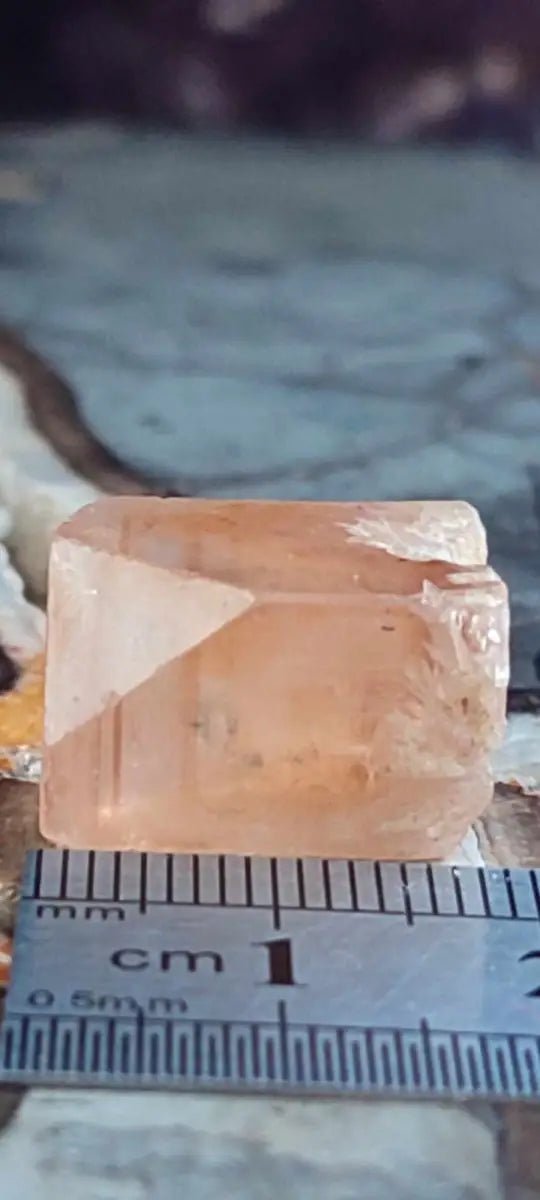 Load image into Gallery viewer, Topaze brune du Pakistan Cristal brut naturel Grade A++++ (Non traité) Topaze Impériale du Pakistan Cristal brute
