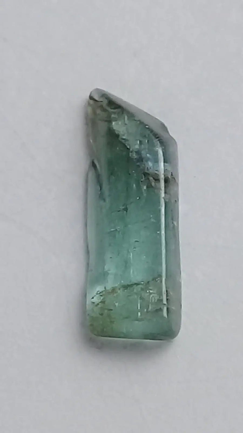 Load image into Gallery viewer, Tourmaline bleue de Paraïba fragment brut Grade A ++++ (Extrêmement rare) 2,0 cts Tourmaline bleue de Paraïba fragment brut
