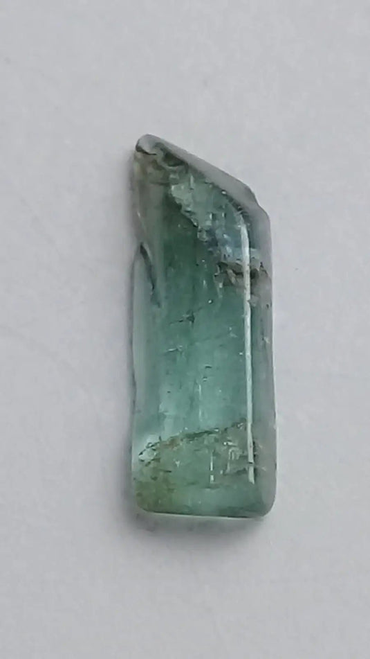 Tourmaline bleue de Paraïba fragment brut Grade A ++++ (Extrêmement rare) 2,0 cts Tourmaline bleue de Paraïba fragment brut