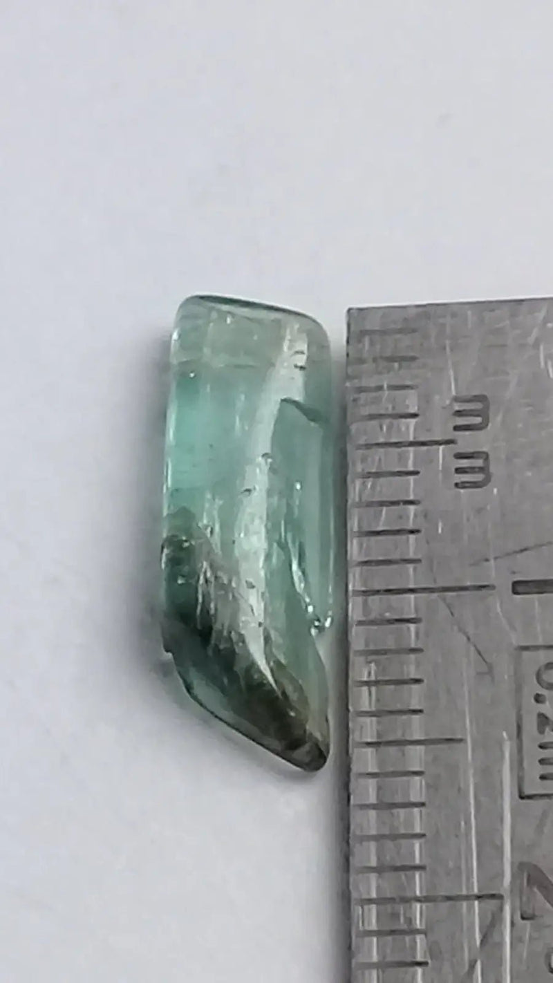 Load image into Gallery viewer, Tourmaline bleue de Paraïba fragment brut Grade A ++++ (Extrêmement rare) 2,0 cts Tourmaline bleue de Paraïba fragment brut
