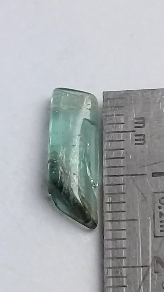 Tourmaline bleue de Paraïba fragment brut Grade A ++++ (Extrêmement rare) 2,0 cts Tourmaline bleue de Paraïba fragment brut