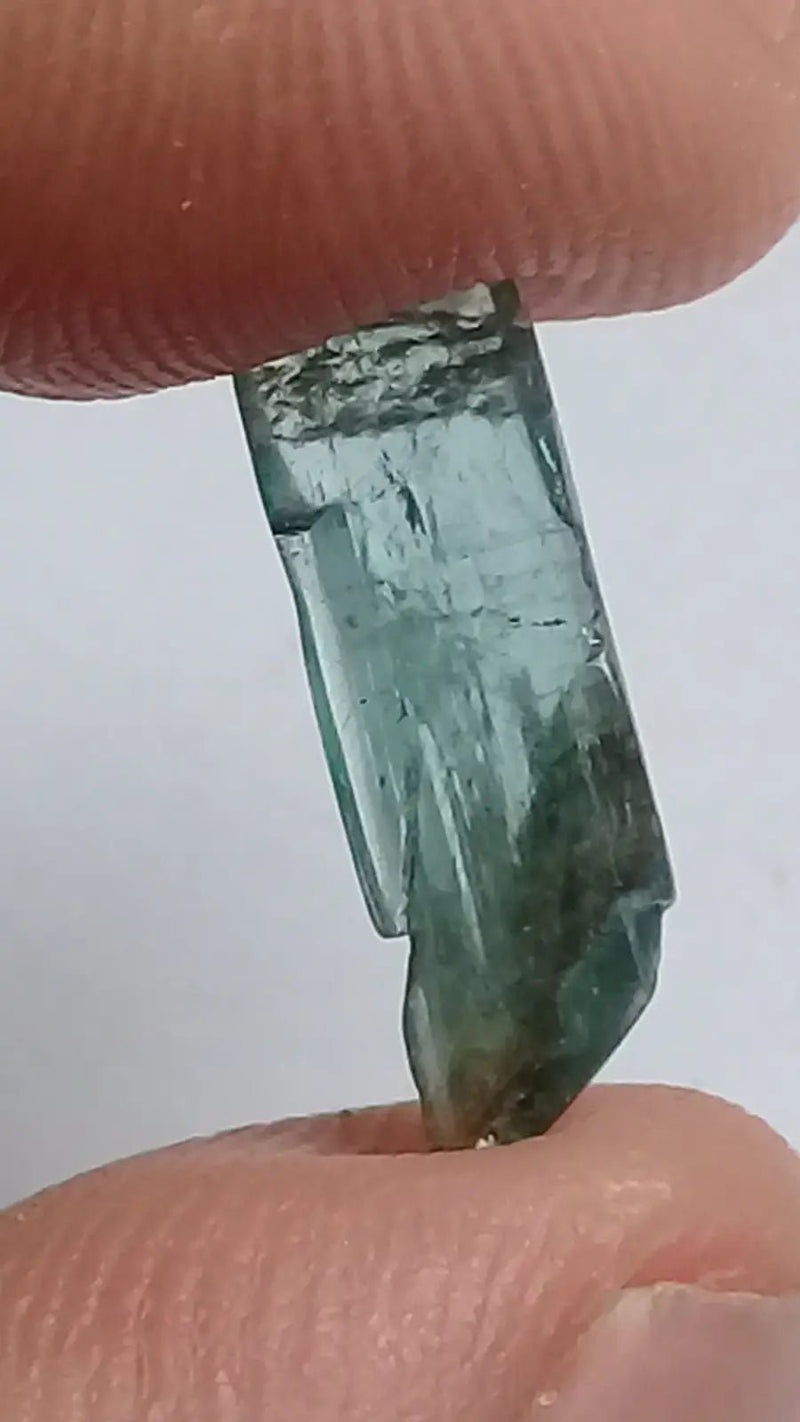 Load image into Gallery viewer, Tourmaline bleue de Paraïba fragment brut Grade A ++++ (Extrêmement rare) 2,0 cts Tourmaline bleue de Paraïba fragment brut
