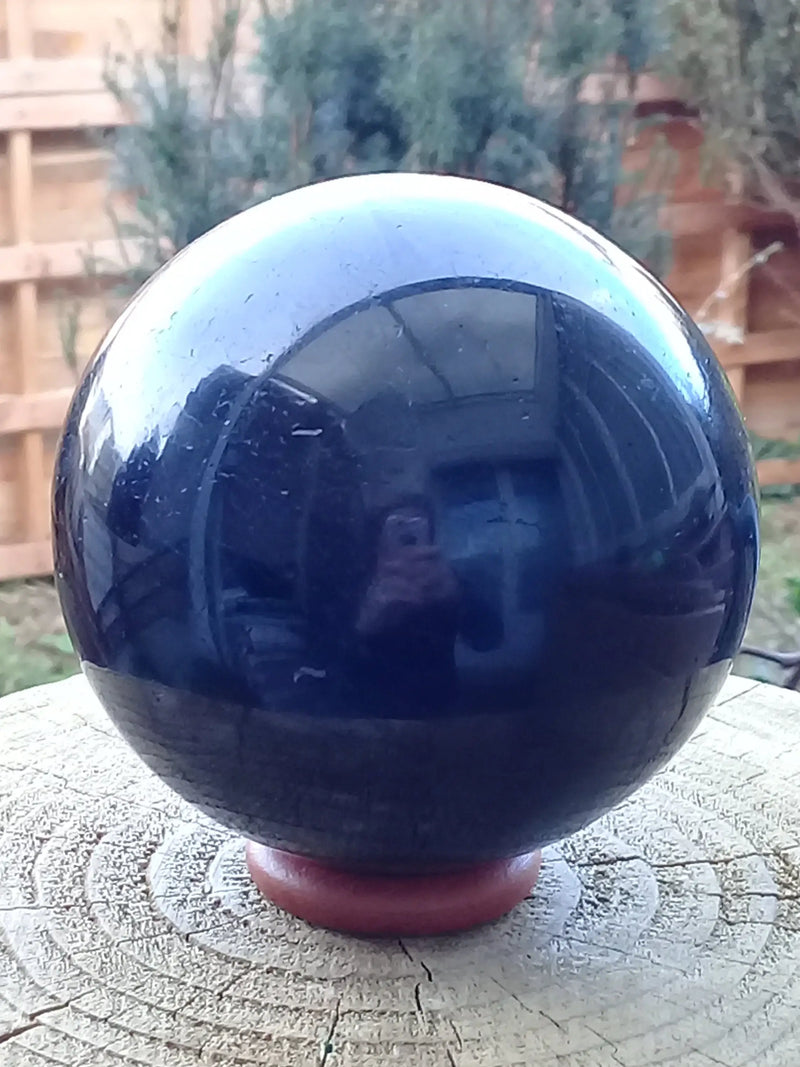 Laden Sie das Bild in Galerie -Viewer, Tourmaline noire Schörl du Brésil sphère Diam 8cm Grade A++++ Tourmaline noire sphère diamètre 8cm Dans la besace du p&#39;tit Poucet   
