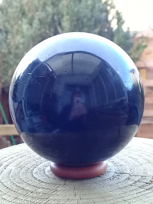 Tourmaline noire Schörl du Brésil sphère Diam 8cm Grade A++++ Tourmaline noire sphère diamètre 8cm Dans la besace du p'tit Poucet   