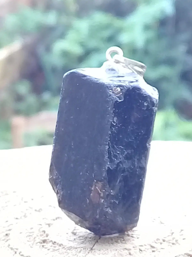Chargez l&#39;image dans la visionneuse de la galerie, Tourmaline noire Schörl pendentif Grade A++++ Fourni avec son cordon Tourmaline noire Schörl pendentif
