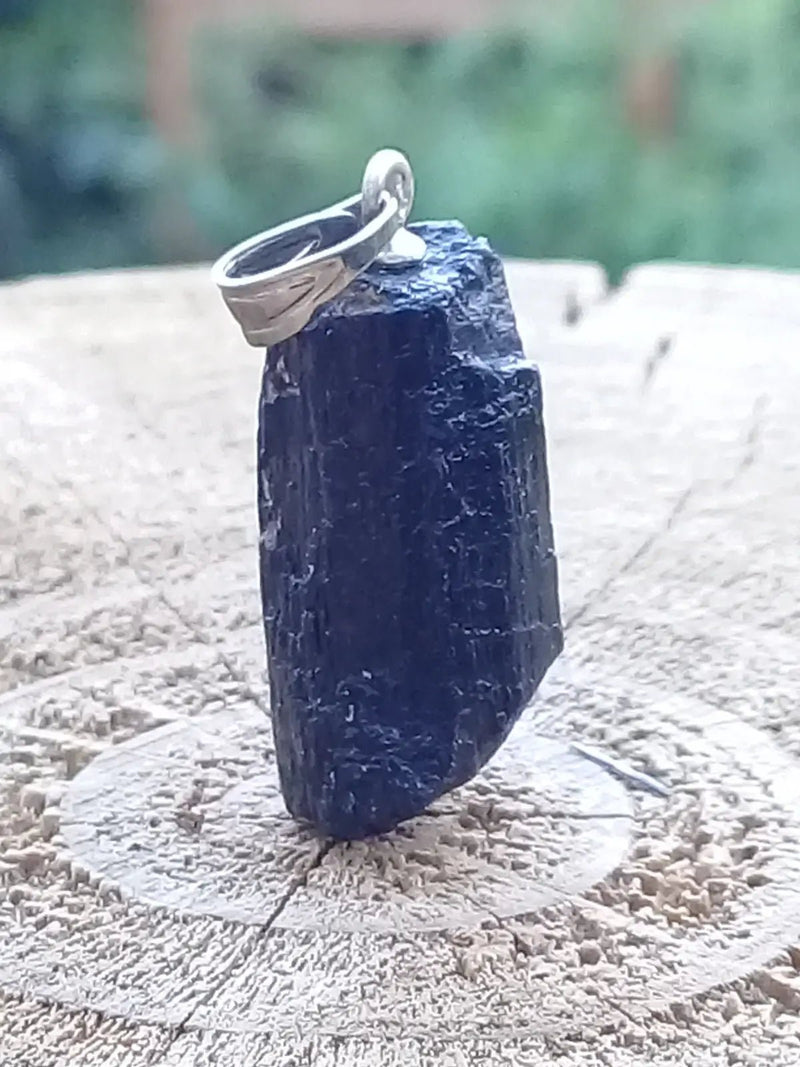 Chargez l&#39;image dans la visionneuse de la galerie, Tourmaline noire Schörl pendentif Grade A++++ Fourni avec son cordon Tourmaline noire Schörl pendentif
