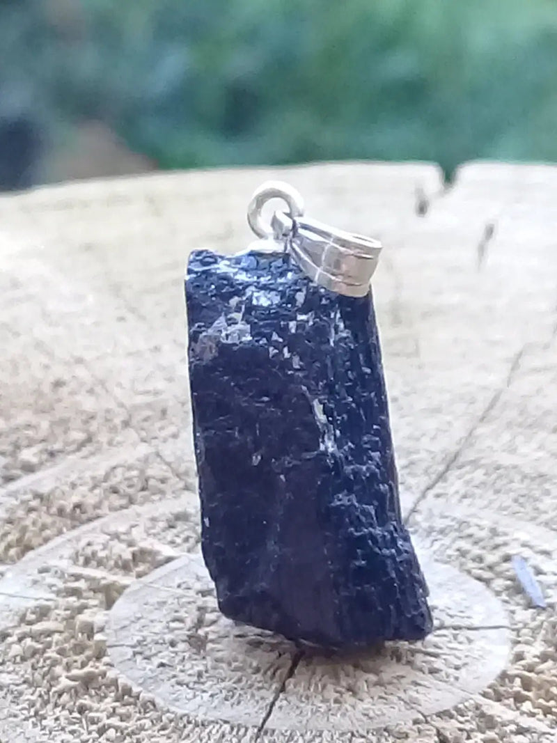 Chargez l&#39;image dans la visionneuse de la galerie, Tourmaline noire Schörl pendentif Grade A++++ Fourni avec son cordon Tourmaline noire Schörl pendentif
