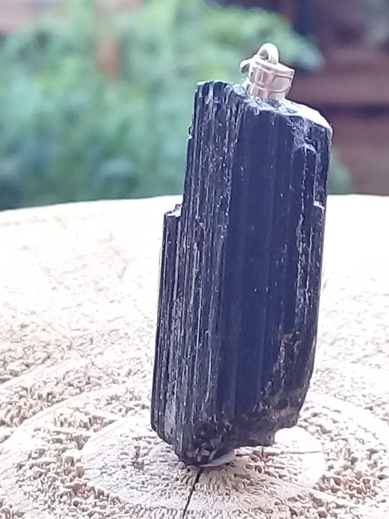 Chargez l&#39;image dans la visionneuse de la galerie, Tourmaline noire Schörl pendentif Grade A++++ Fourni avec son cordon Tourmaline noire Schörl pendentif
