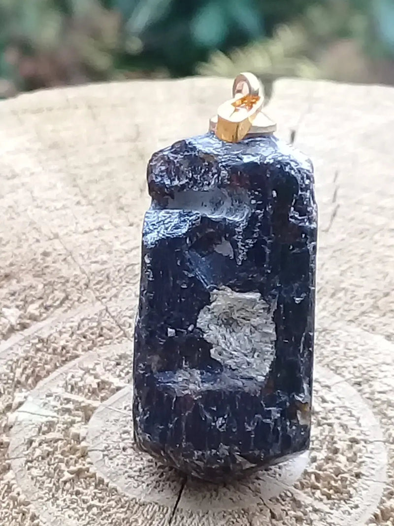 Chargez l&#39;image dans la visionneuse de la galerie, Tourmaline noire Schörl pendentif Grade A++++ Fourni avec son cordon Tourmaline noire Schörl pendentif
