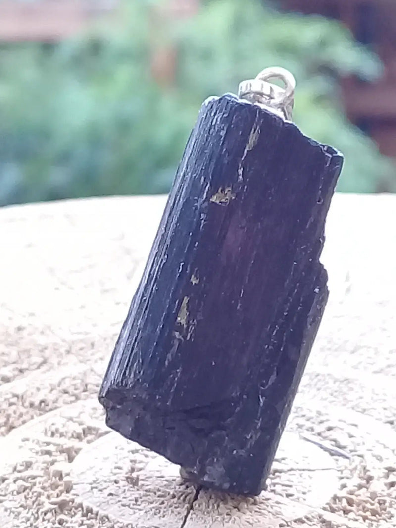 Chargez l&#39;image dans la visionneuse de la galerie, Tourmaline noire Schörl pendentif Grade A++++ Fourni avec son cordon Tourmaline noire Schörl pendentif
