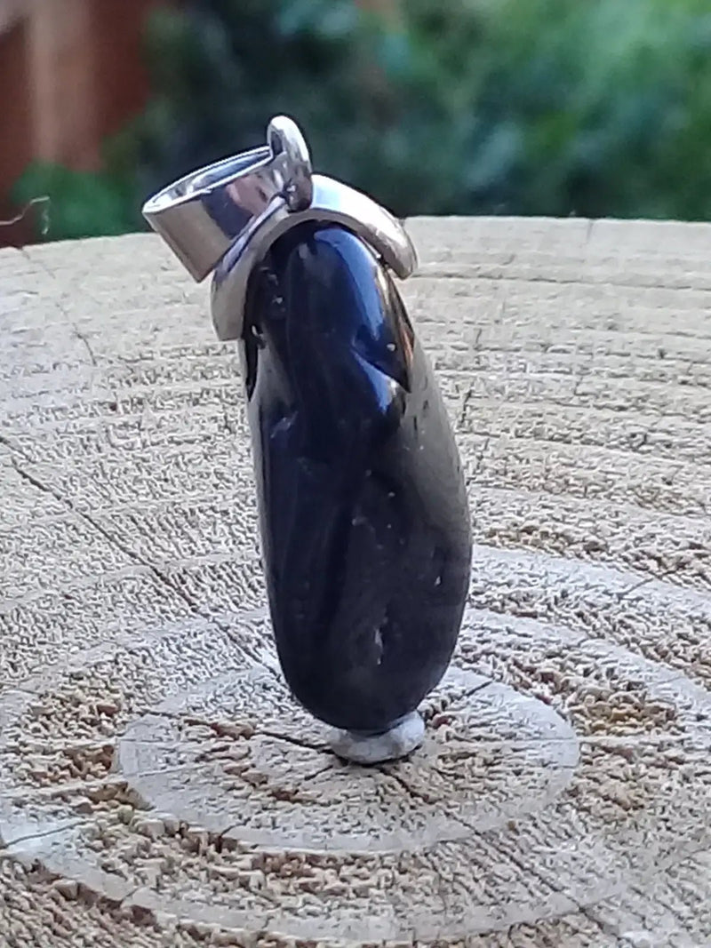 Chargez l&#39;image dans la visionneuse de la galerie, Tourmaline noire Schörl pendentif Grade A++++ Fourni avec son cordon Tourmaline noire Schörl pendentif
