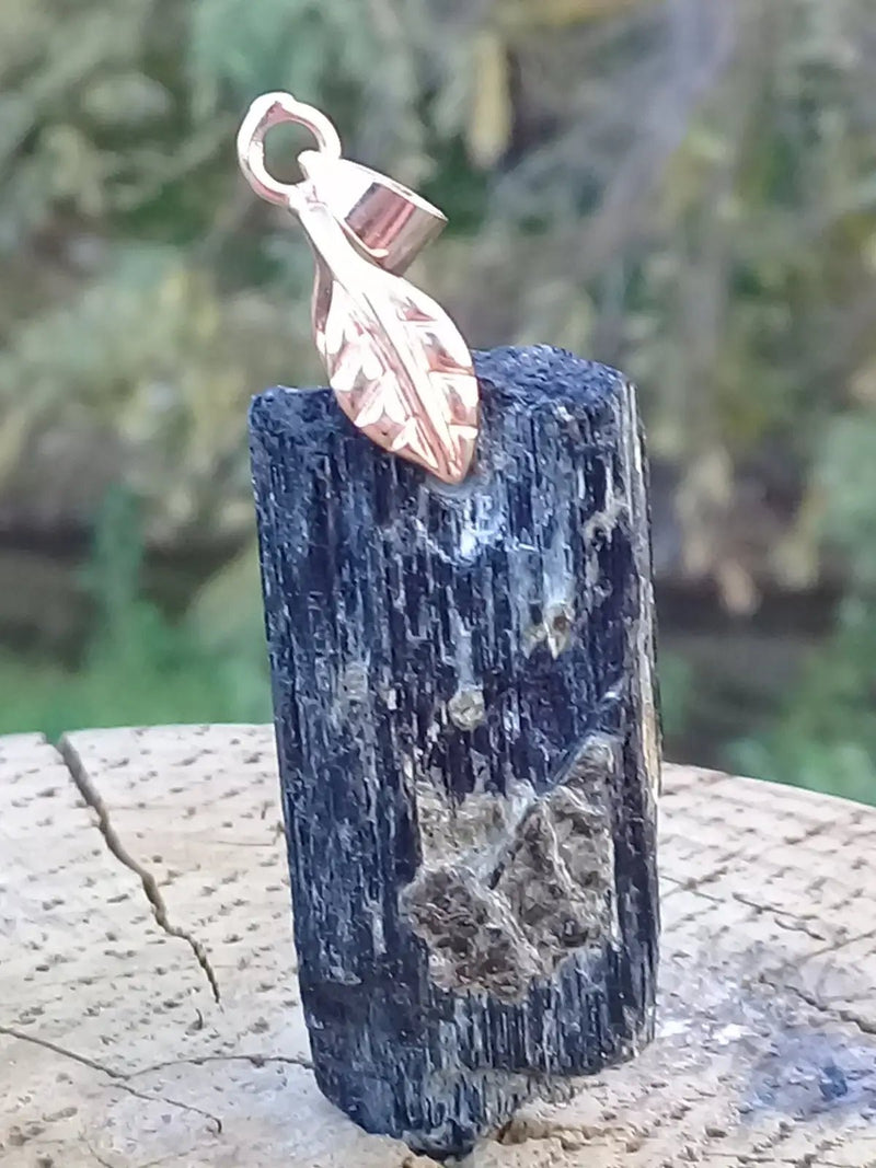 Chargez l&#39;image dans la visionneuse de la galerie, Tourmaline noire Schörl pendentif Grade A++++ Fourni avec son cordon Tourmaline noire Schörl pendentif
