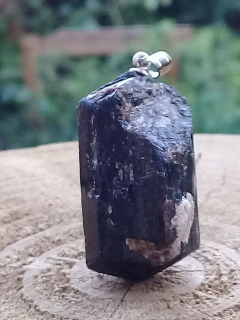 Load image into Gallery viewer, Tourmaline noire Schörl pendentif Grade A++++ Fourni avec son cordon Tourmaline noire Schörl pendentif
