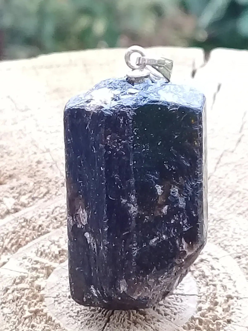 Chargez l&#39;image dans la visionneuse de la galerie, Tourmaline noire Schörl pendentif Grade A++++ Fourni avec son cordon Tourmaline noire Schörl pendentif
