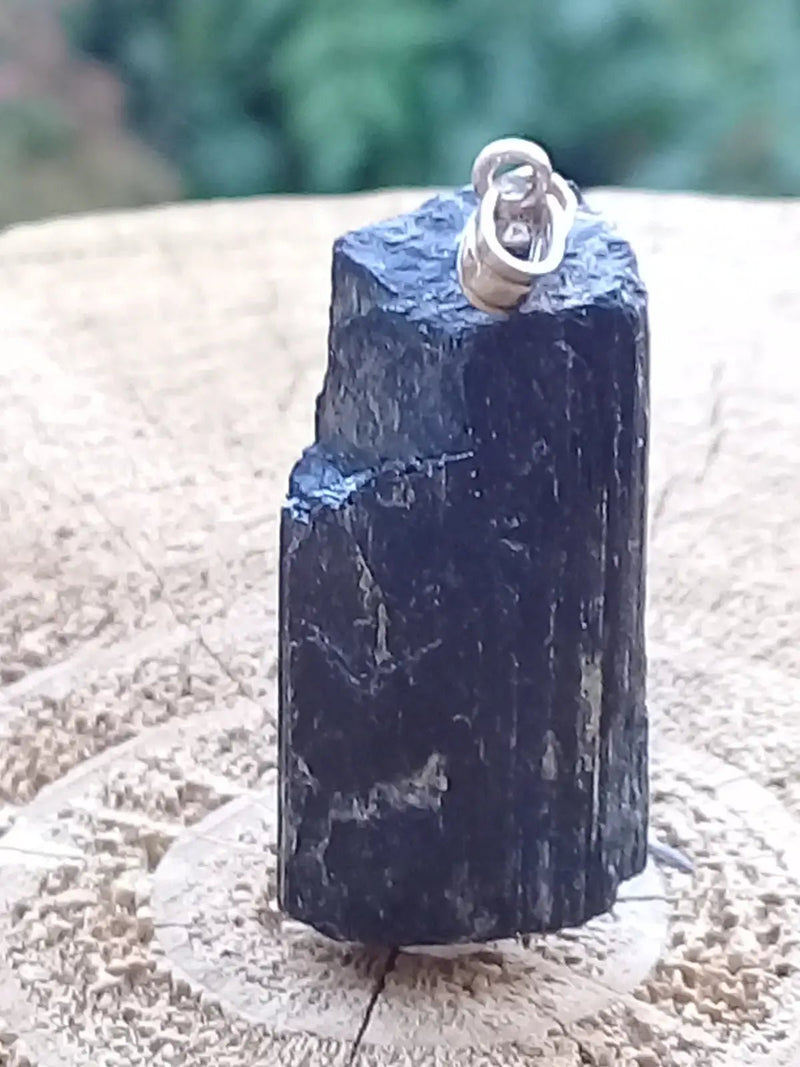 Chargez l&#39;image dans la visionneuse de la galerie, Tourmaline noire Schörl pendentif Grade A++++ Fourni avec son cordon Tourmaline noire Schörl pendentif
