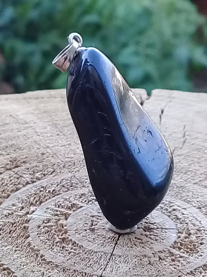 Chargez l&#39;image dans la visionneuse de la galerie, Tourmaline noire Schörl pendentif Grade A++++ Fourni avec son cordon Tourmaline noire Schörl pendentif
