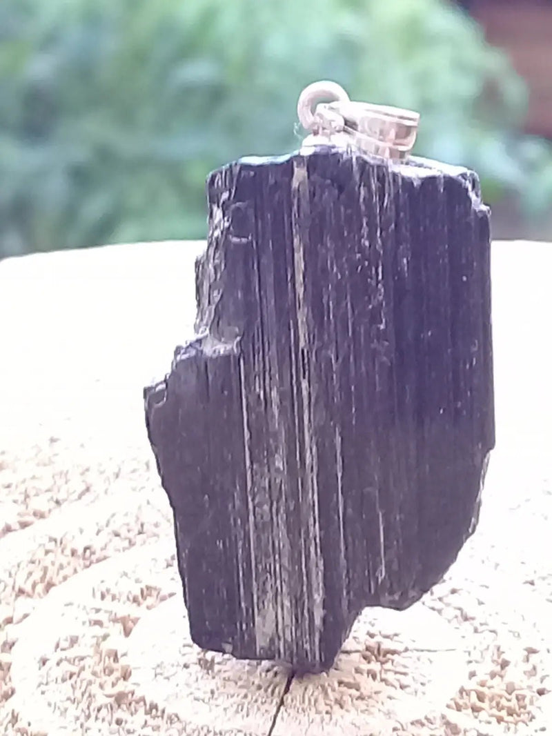 Chargez l&#39;image dans la visionneuse de la galerie, Tourmaline noire Schörl pendentif Grade A++++ Fourni avec son cordon Tourmaline noire Schörl pendentif
