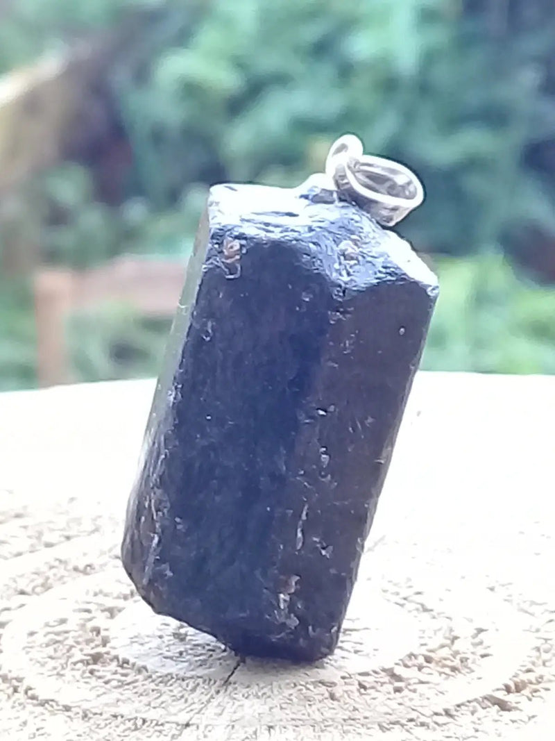 Chargez l&#39;image dans la visionneuse de la galerie, Tourmaline noire Schörl pendentif Grade A++++ Fourni avec son cordon Tourmaline noire Schörl pendentif
