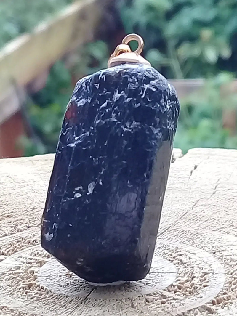 Chargez l&#39;image dans la visionneuse de la galerie, Tourmaline noire Schörl pendentif Grade A++++ Fourni avec son cordon Tourmaline noire Schörl pendentif

