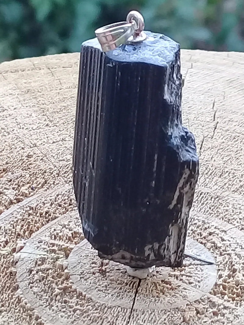 Load image into Gallery viewer, Tourmaline noire Schörl pendentif Grade A++++ Fourni avec son cordon Tourmaline noire Schörl pendentif Dans la besace du p&#39;tit Poucet   
