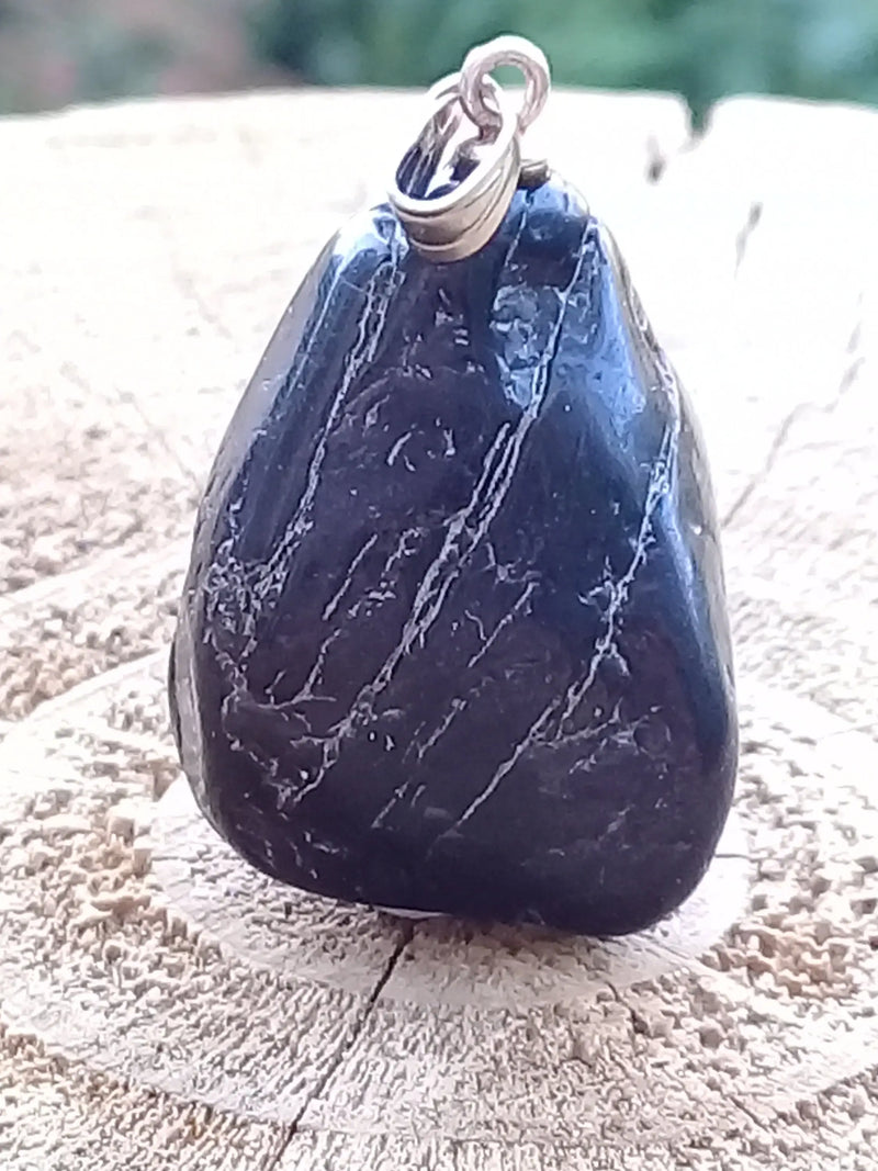 Load image into Gallery viewer, Tourmaline noire Scörl pendentif Grade A++++ Fourni avec son cordon Tourmaline noire Schörl pendentif Dans la besace du p&#39;tit Poucet   
