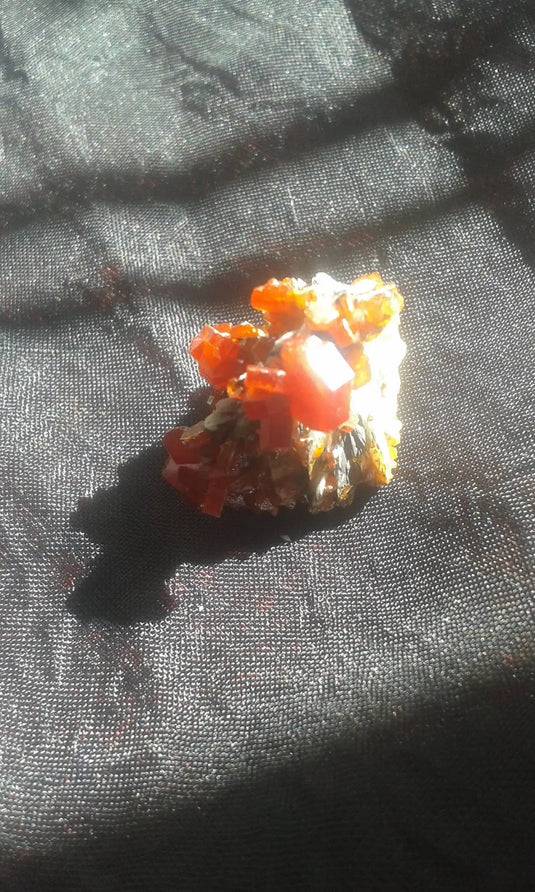 Vanadinite cristallisée du Mexique Grade A ++++pierre de collection Vanadinite cristallisée du Mexique Dans la besace du p'tit Poucet...   