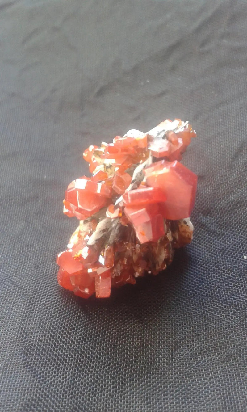 Load image into Gallery viewer, Vanadinite cristallisée du Mexique Grade A ++++pierre de collection Vanadinite cristallisée du Mexique Dans la besace du p&#39;tit Poucet...   
