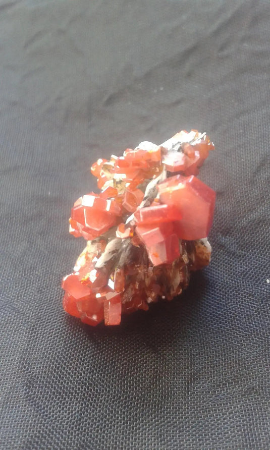 Vanadinite cristallisée du Mexique Grade A ++++pierre de collection Vanadinite cristallisée du Mexique Dans la besace du p'tit Poucet...   