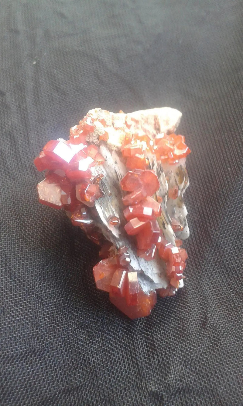 Chargez l&#39;image dans la visionneuse de la galerie, Vanadinite cristallisée du Mexique Grade A ++++pierre de collection Vanadinite cristallisée du Mexique Dans la besace du p&#39;tit Poucet...   
