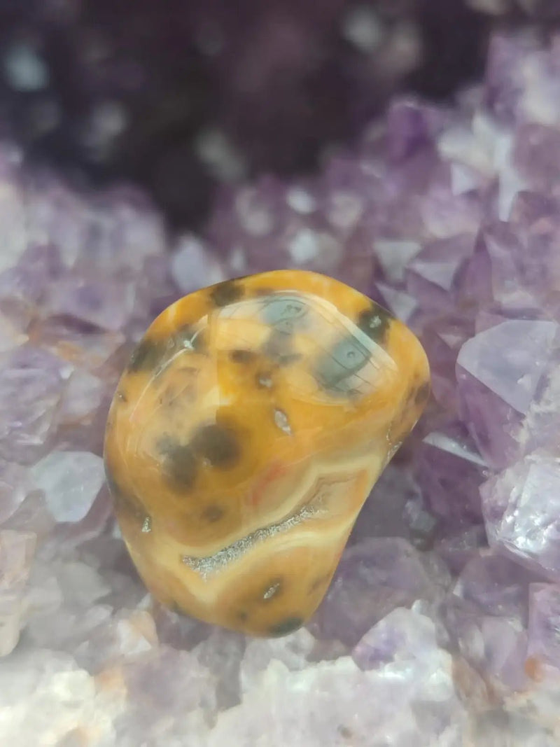 Load image into Gallery viewer, Vogésite des berges de la Salm Vosges France - Pierre roulée - Grade Prémium Vogésite pierre roulée
