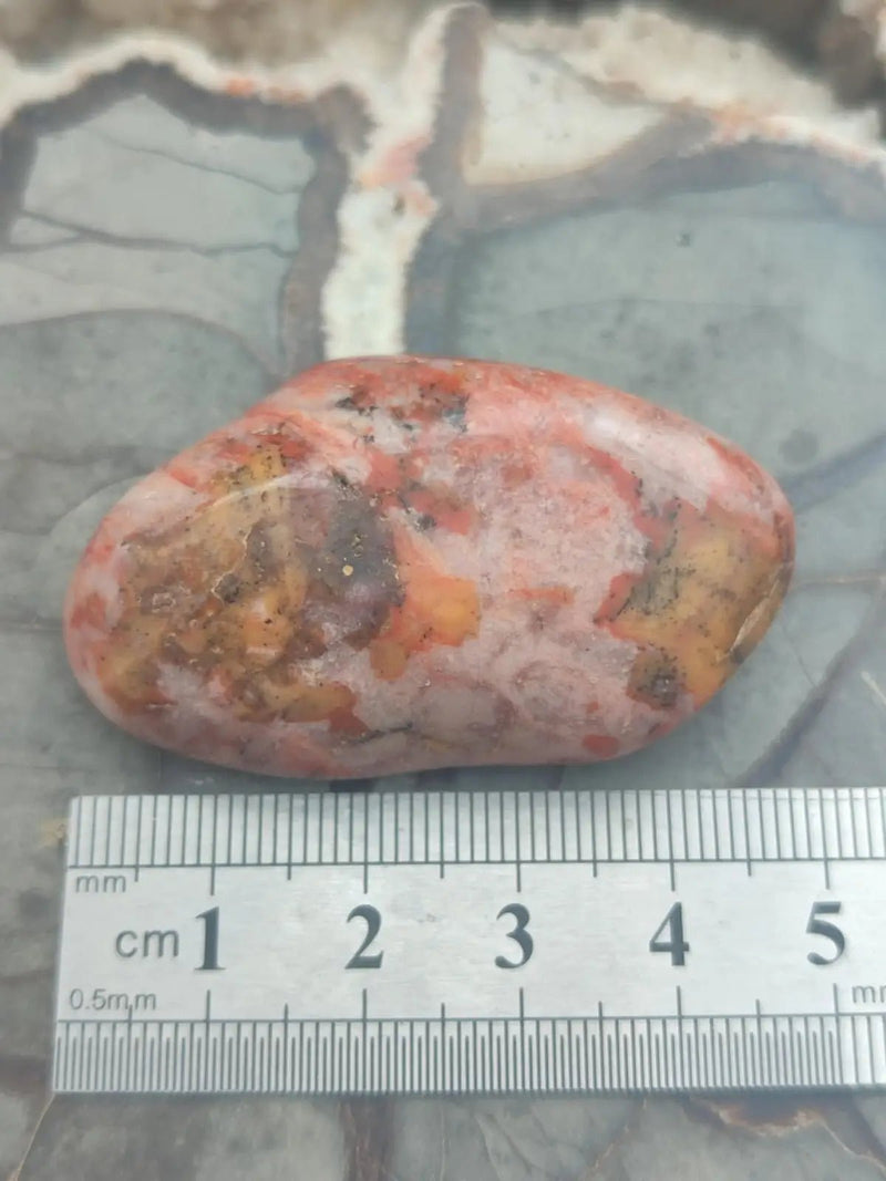 Load image into Gallery viewer, Vogésite des berges de la Salm Vosges France - Pierre roulée - Grade Prémium Vogésite pierre roulée
