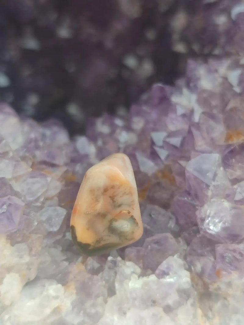 Load image into Gallery viewer, Vogésite des berges de la Salm Vosges France - Pierre roulée - Grade Prémium Vogésite pierre roulée
