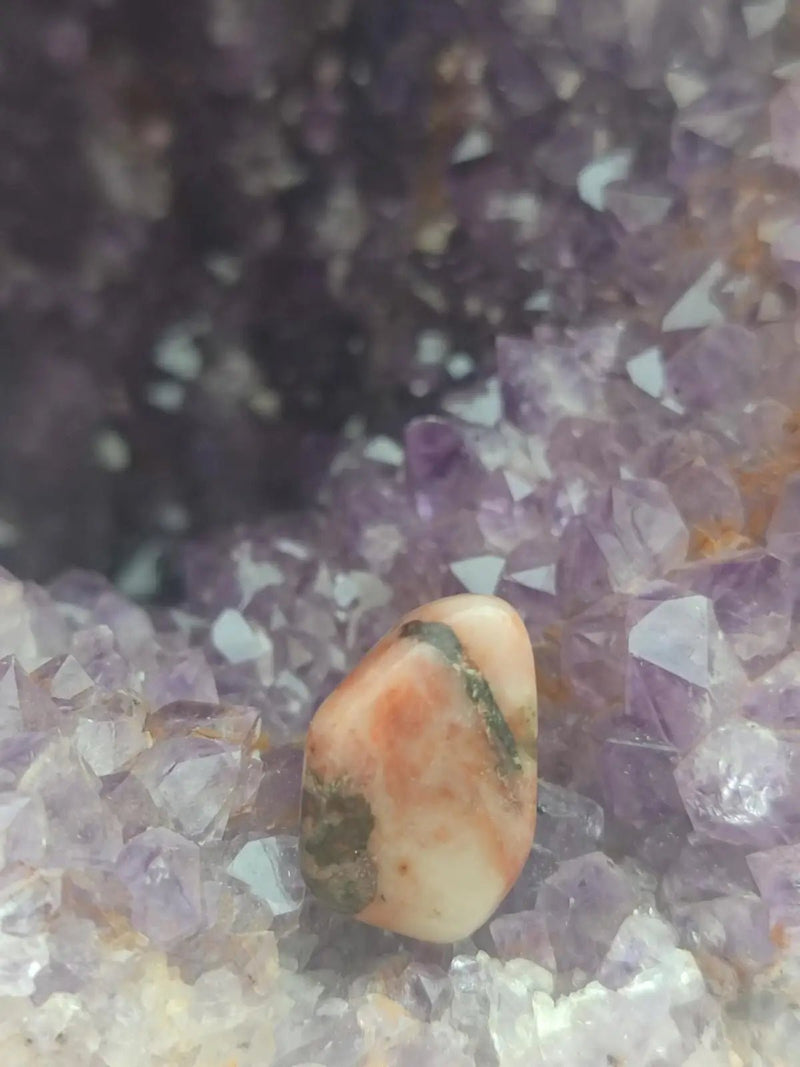 Load image into Gallery viewer, Vogésite des berges de la Salm Vosges France - Pierre roulée - Grade Prémium Vogésite pierre roulée
