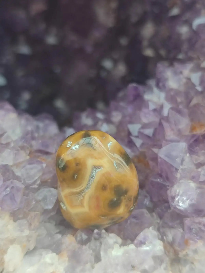 Load image into Gallery viewer, Vogésite des berges de la Salm Vosges France - Pierre roulée - Grade Prémium Vogésite pierre roulée
