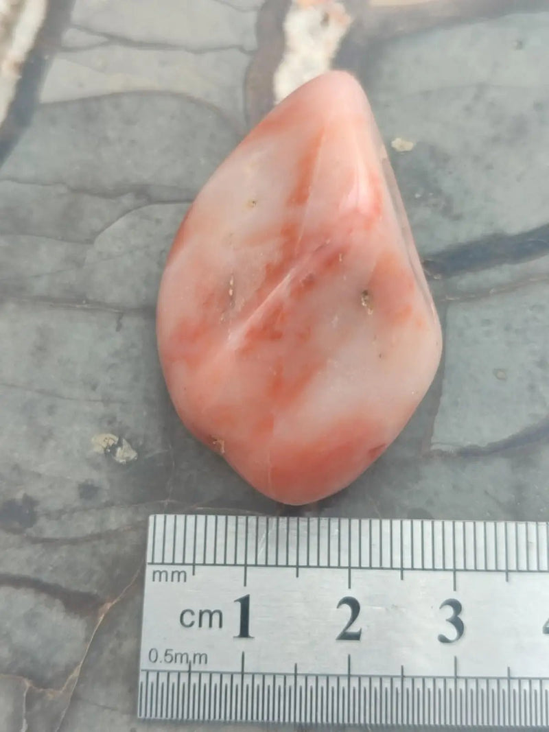 Load image into Gallery viewer, Vogésite des berges de la Salm Vosges France - Pierre roulée - Grade Prémium Vogésite pierre roulée
