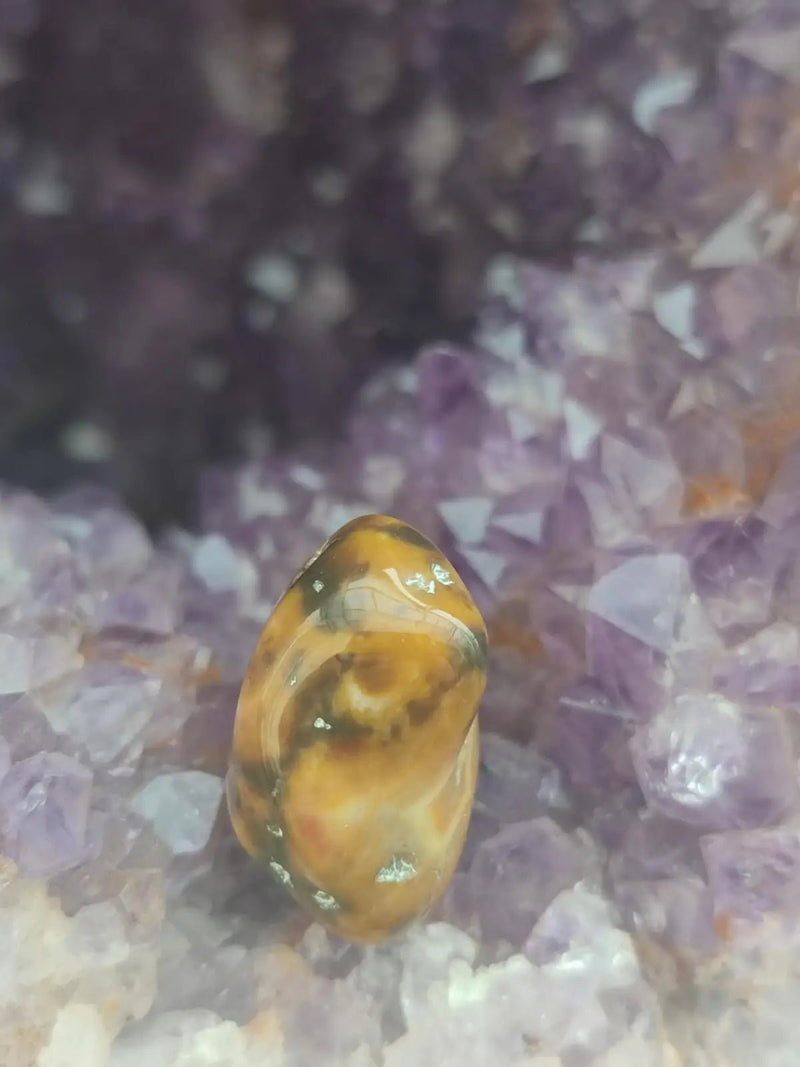 Load image into Gallery viewer, Vogésite des berges de la Salm Vosges France - Pierre roulée - Grade Prémium Vogésite pierre roulée
