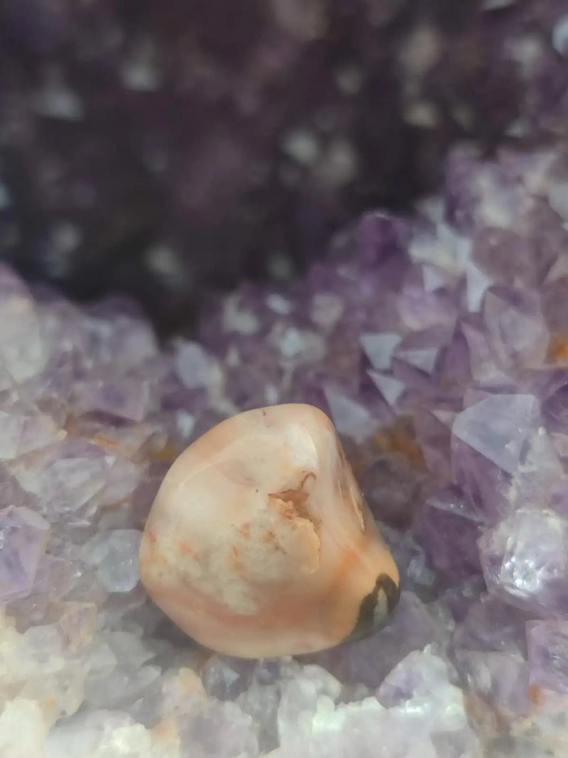 Load image into Gallery viewer, Vogésite des berges de la Salm Vosges France - Pierre roulée - Grade Prémium Vogésite pierre roulée
