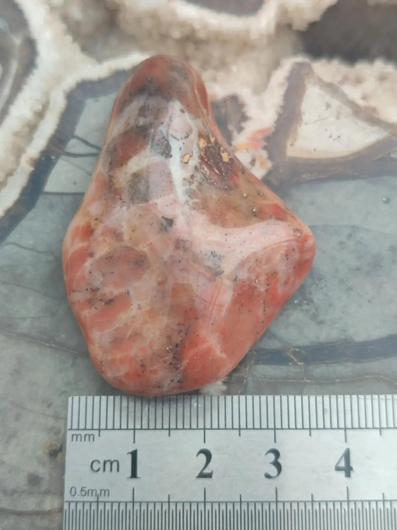 Load image into Gallery viewer, Vogésite des berges de la Salm Vosges France - Pierre roulée - Grade Prémium Vogésite pierre roulée
